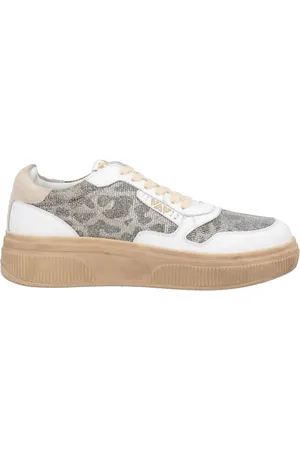 Emanuélle vee Sneakers