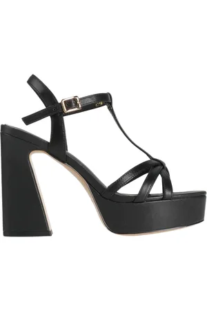 Emanuélle vee Sandals