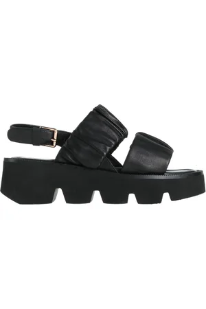 Emanuélle vee Sandals