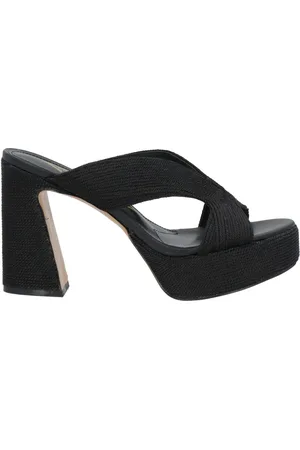 Emanuélle vee Sandals